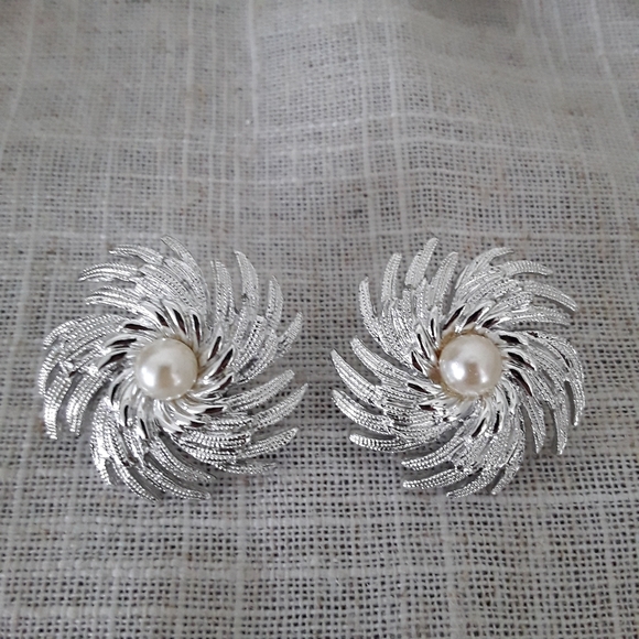 Sarah Coventry Jewelry - Sarah Coventry Vintage Sunburst Silvertone/Faux Pearl Clip Earrings